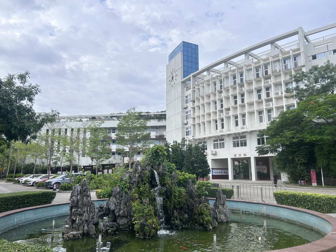 博恩午休课椅入驻深圳市龙华区大浪实验学校,守护学子健康午休时光(图1) de1dee532223db81afa2f7191dda54be.jpg