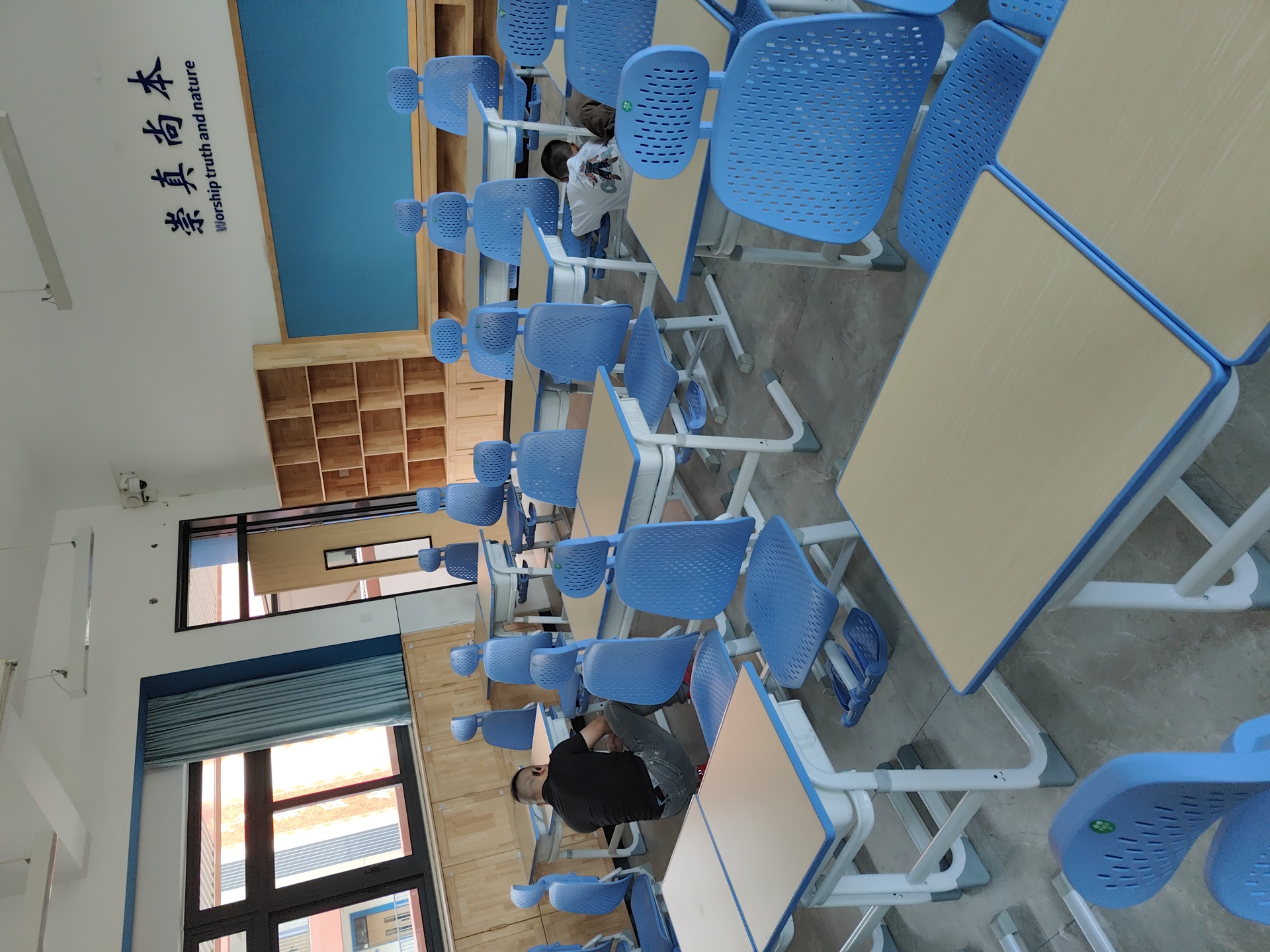 博恩教育午休课椅入驻深圳市龙岗区龙城高级中学(教育集团)宝龙外国语学校(图2) 10440f7486d5fb368a0b3bbc0710828f.jpg