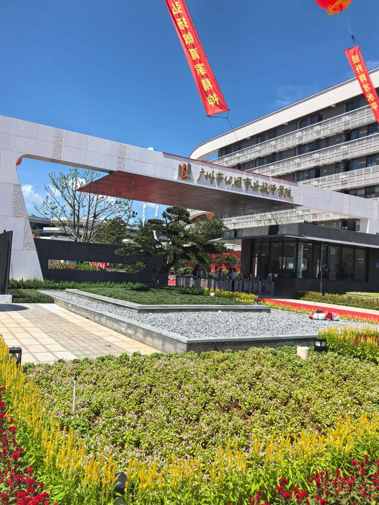 博恩教育午休课桌椅进驻广州市公用事业技师学校(图1) 412993546a41a26399b0ea77abf26448.jpg