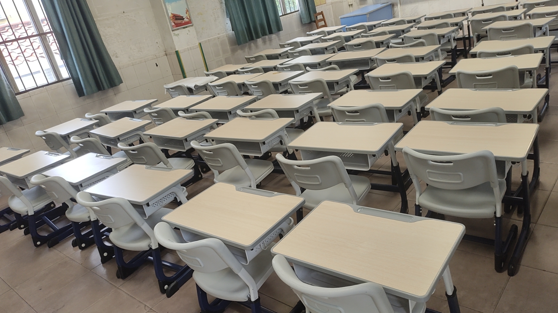 博恩教育午休课桌椅进驻东莞市黄江镇实验小学(图3) 341eca3aa13ceb353fa6c32f5953f7e.jpg