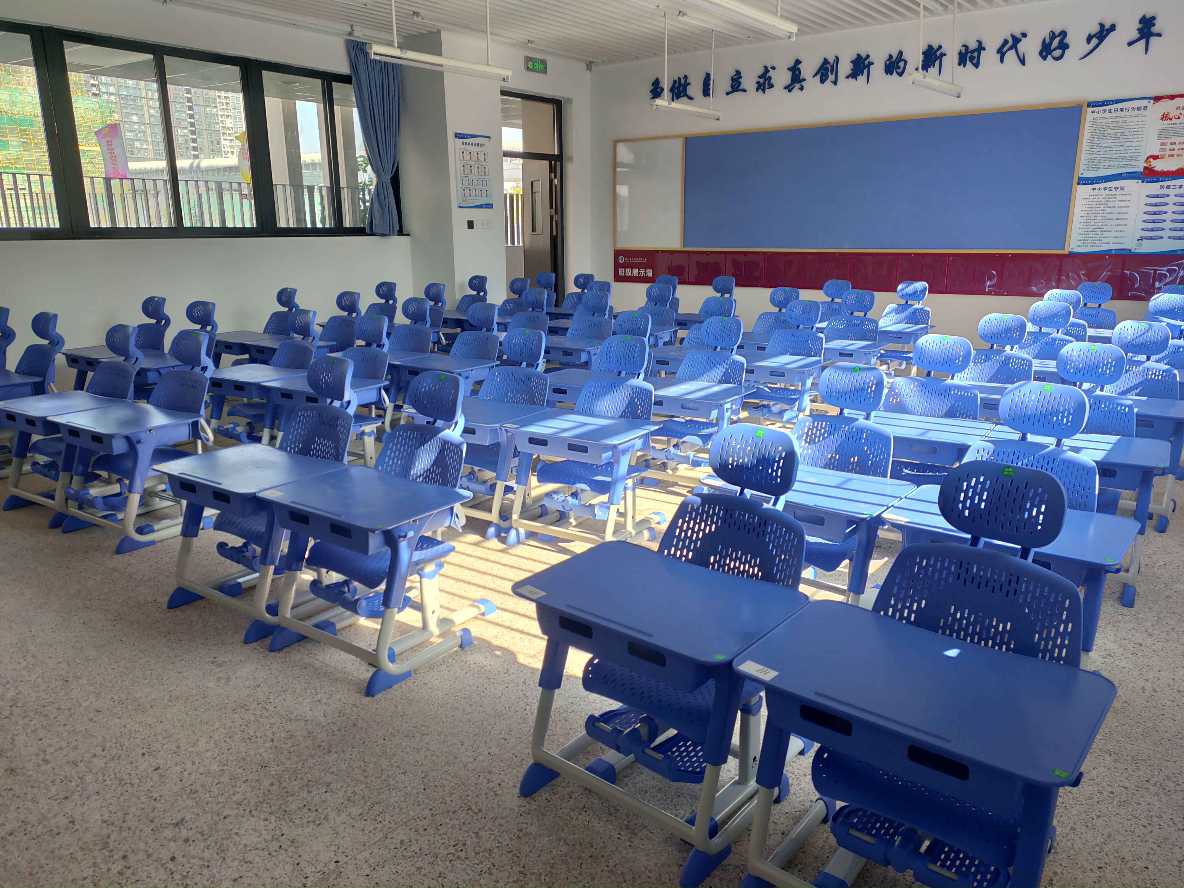 博恩教育课椅进驻深圳市光明区东周小学,午休课椅助力学子成长(图2) lADPD4PvVuYjp-rNC7jND6A_4000_3000.jpg