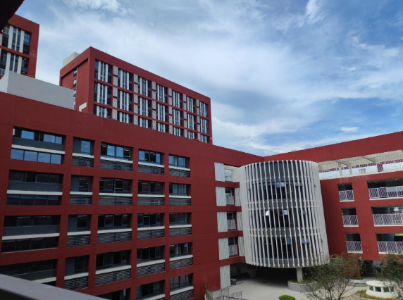博恩教育课椅进驻深圳市红岭中学(大鹏校区),严选午休桌椅,助力学子健康成长(图1) image.png