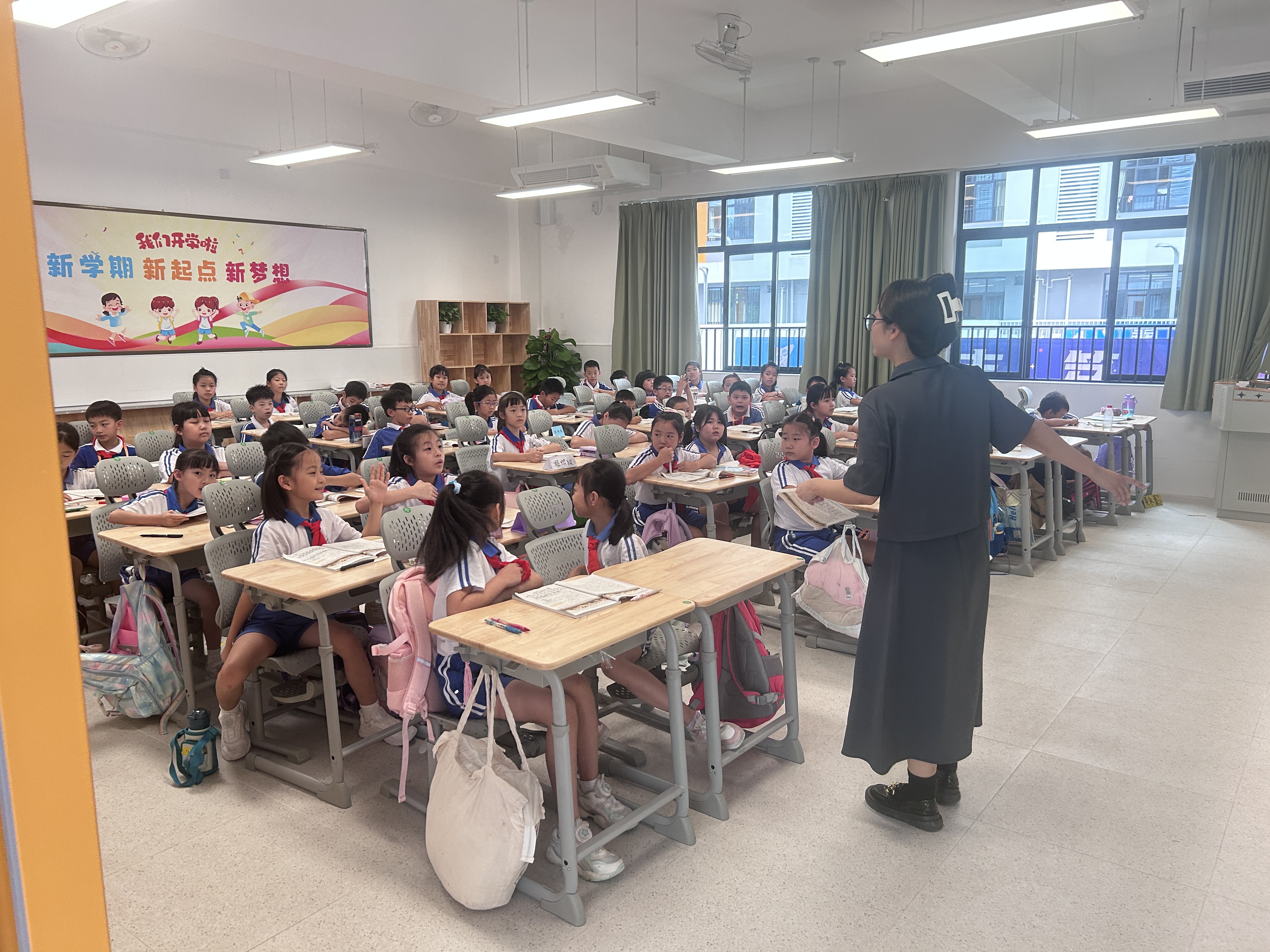 武韵书香育桃李,博恩教育多功能午休桌椅落地深圳市龙岗区宝荷学校(图2) 059ca6f8bb1b9364cd1e1a06ac44cb8.jpg