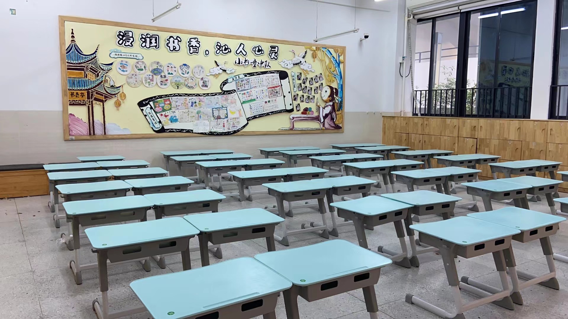 博恩教育课椅进驻深圳市龙华区鹭湖外国语小学,优选午休桌椅,守护孩童健康成长(图2) 00fa7f0b73bca813acbe36c03a9e4cd.jpg