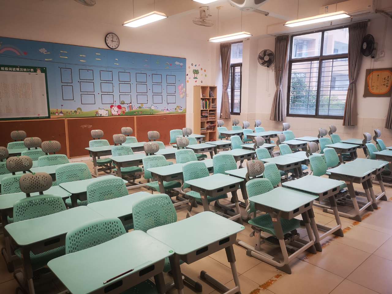 博恩教育课椅进驻深圳市罗湖区淘金山小学(图1) 19583fc7c6fb479613d640bf5a7f7e01.jpg