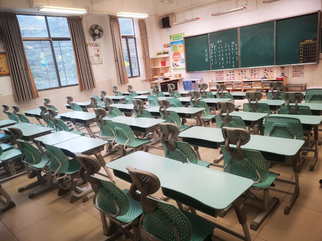 博恩教育课椅进驻深圳市罗湖区淘金山小学(图2) e281b3d6d6c16d142498b561381e32dc.jpg