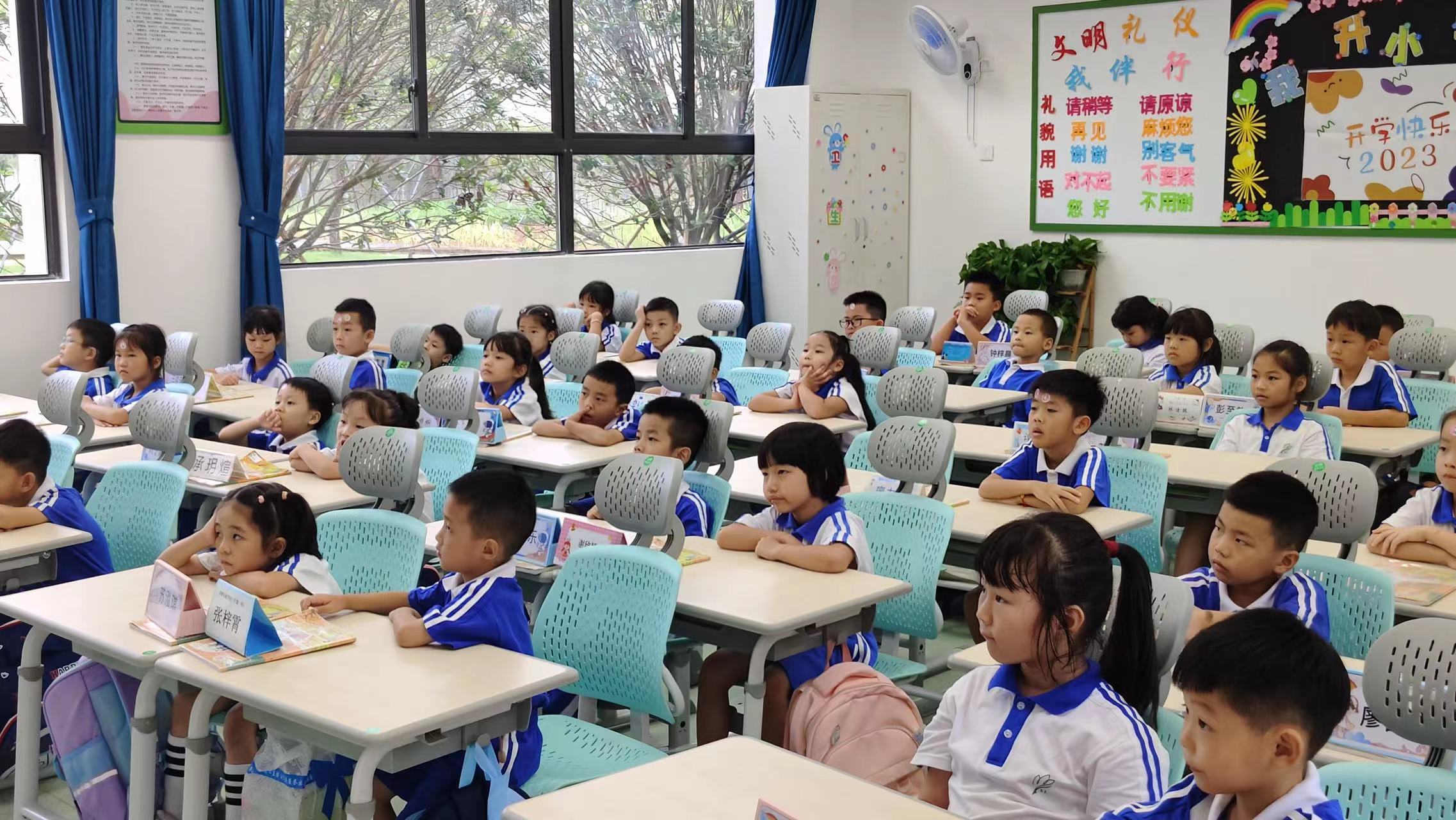 博恩教育课椅进驻深圳市坪山区碧岭实验小学|午休课椅护航孩童成长(图2) 52e49458403b3109b4da849f9640ce1.jpg
