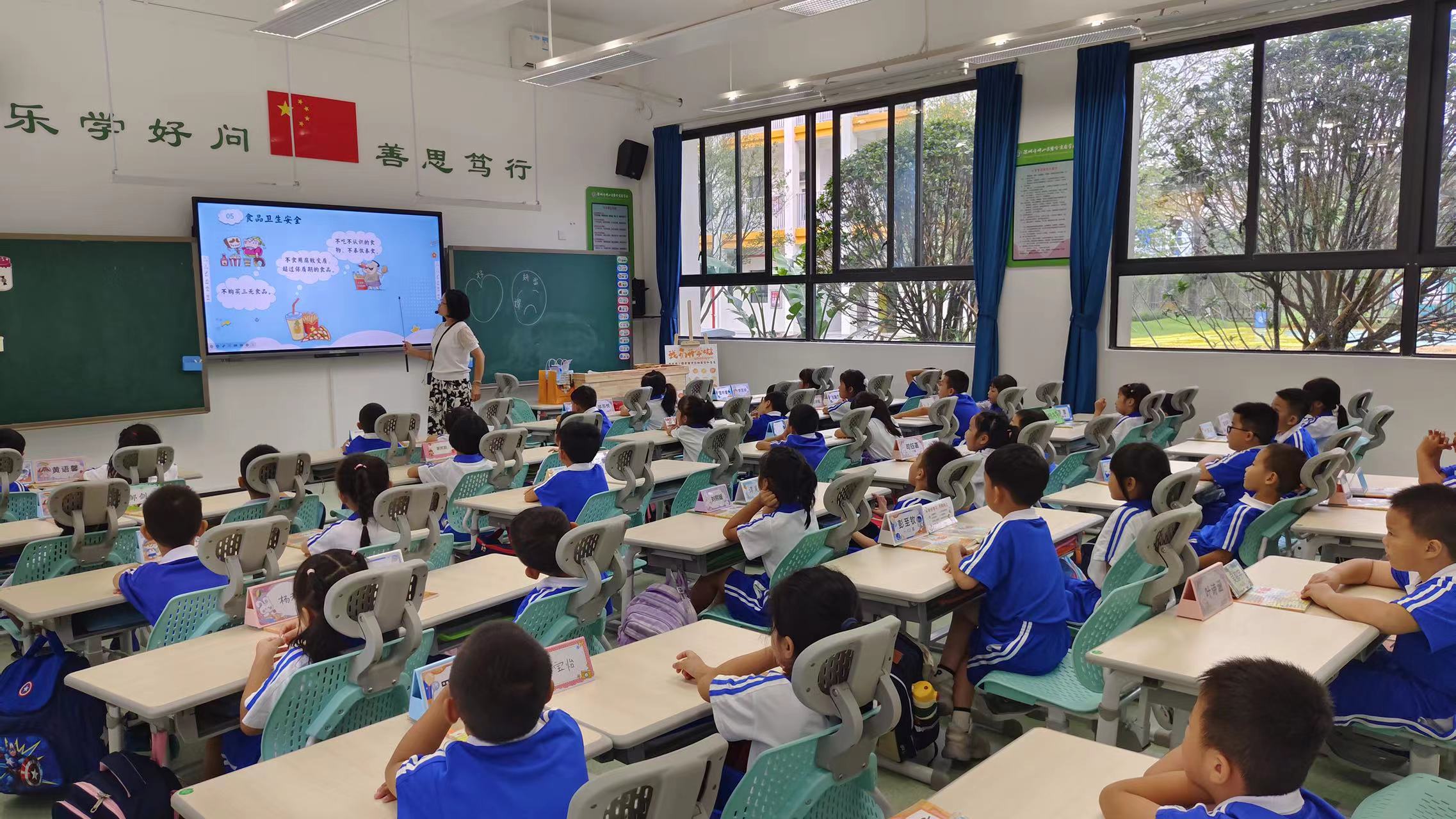 博恩教育课椅进驻深圳市坪山区碧岭实验小学|午休课椅护航孩童成长(图3) 710033a51bf4e29a46c3fb67888a851.jpg
