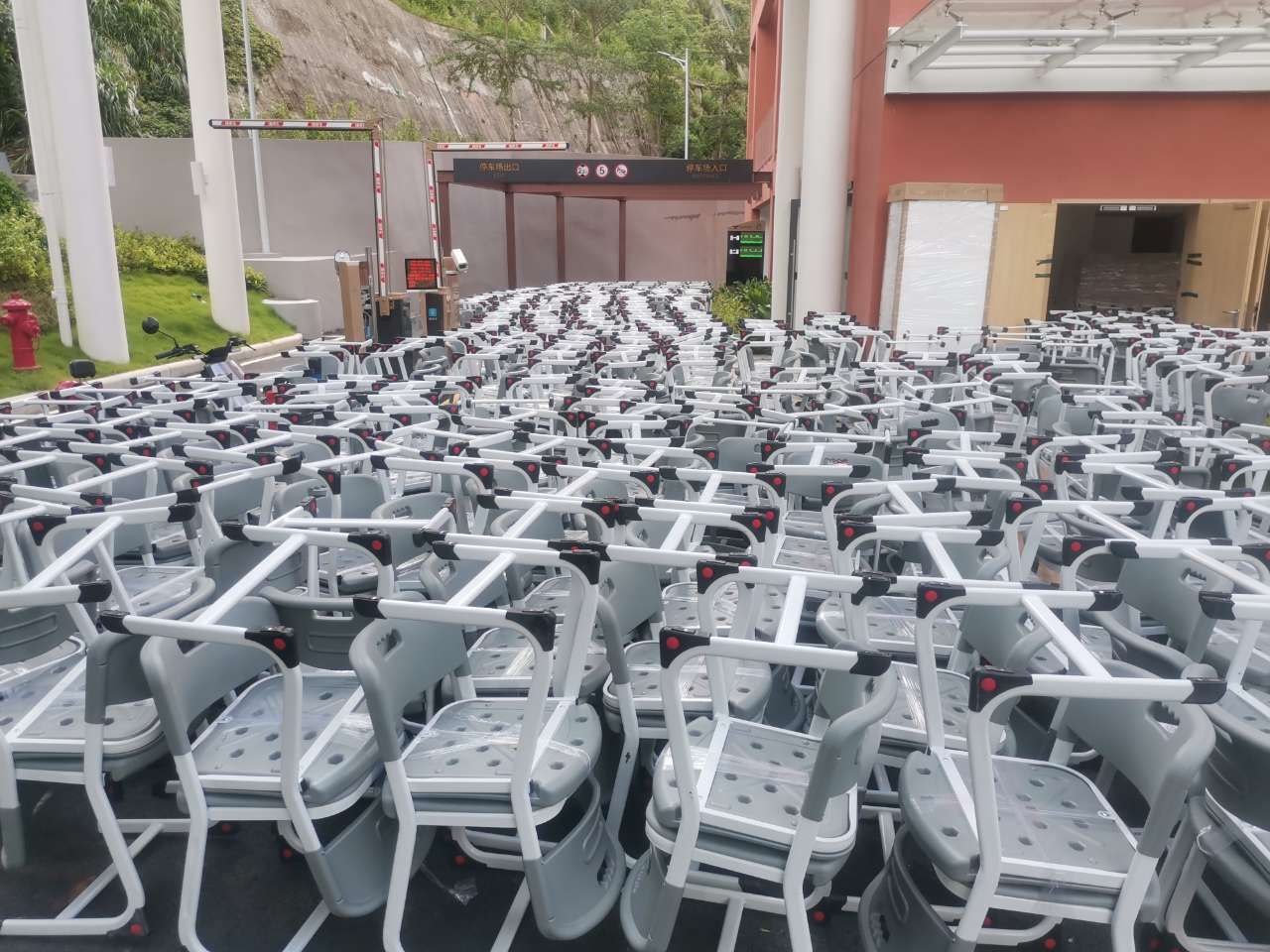 博恩教育多功能课椅进驻深圳职业技术学校,人体工学课椅护航学子求学路(图2) lADPJwnI4SRTrHTNA8DNBQA_1280_960.jpg